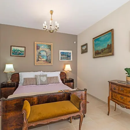 Carmen Apartment *
